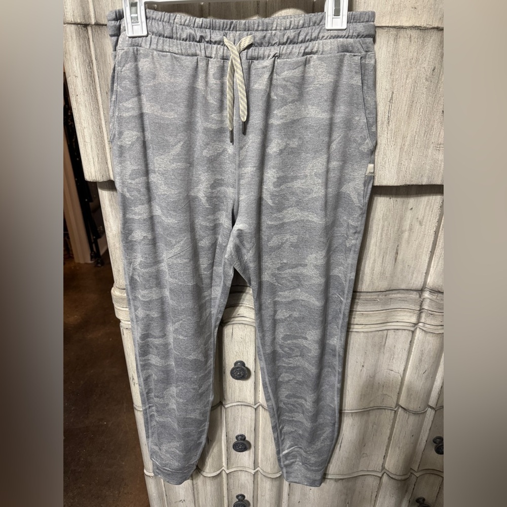 Vuori performance joggers grey camo size small tall